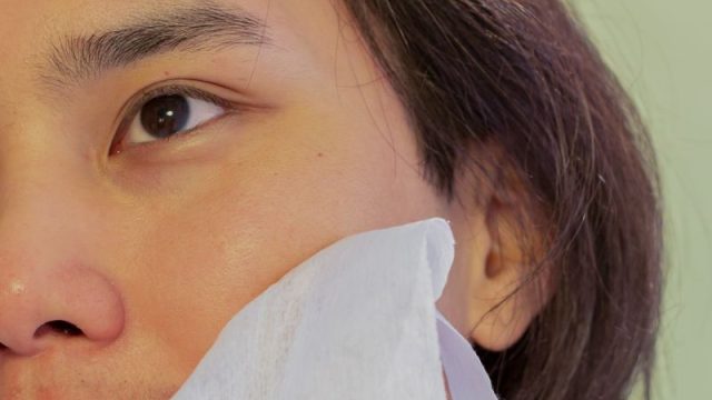 洗顔後に顔を拭く男性(メンズスキンケア)