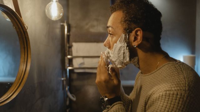 洗面所でスキンケア・シェービングをする清潔感のある男性