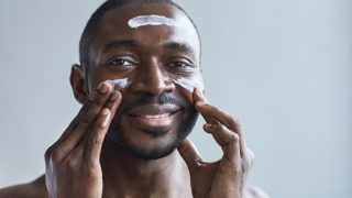 フェイスクリームを塗る男性(男性の肌ケアイメージ)