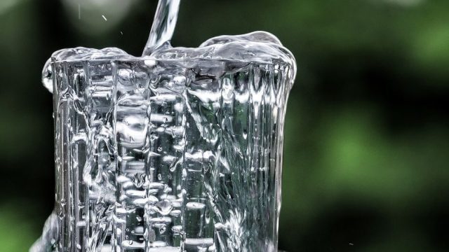 グラスに注がれるきれいな水|毎日の水の質を定額で
