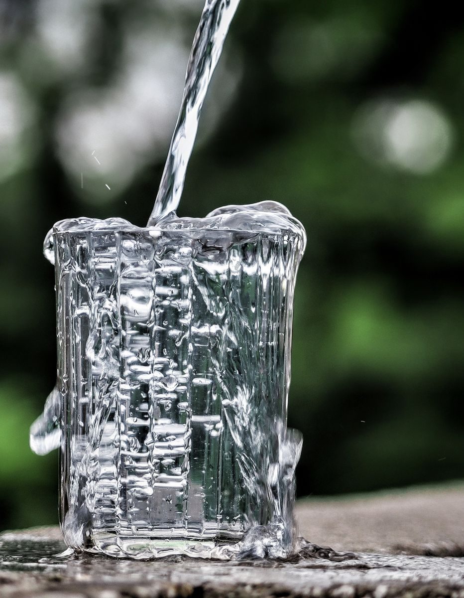 グラスに注がれるきれいな水|毎日の水の質を定額で