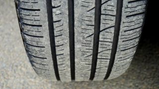 タイヤの溝のクローズアップ|接地面はハガキ4枚分