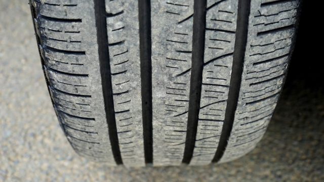 タイヤの溝のクローズアップ|接地面はハガキ4枚分