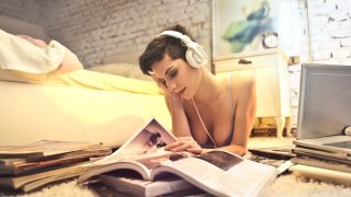 ヘッドホンで音楽ストリーミングを楽しむ女性