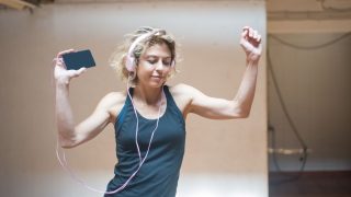 ヘッドホンで音楽を聴く女性|自分の聴き方に合うサービス選びを