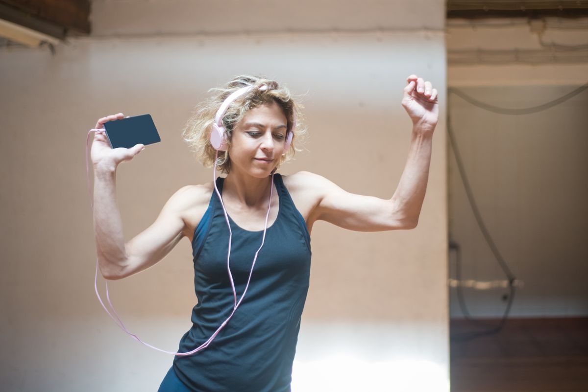 ヘッドホンで音楽を聴く女性|自分の聴き方に合うサービス選びを
