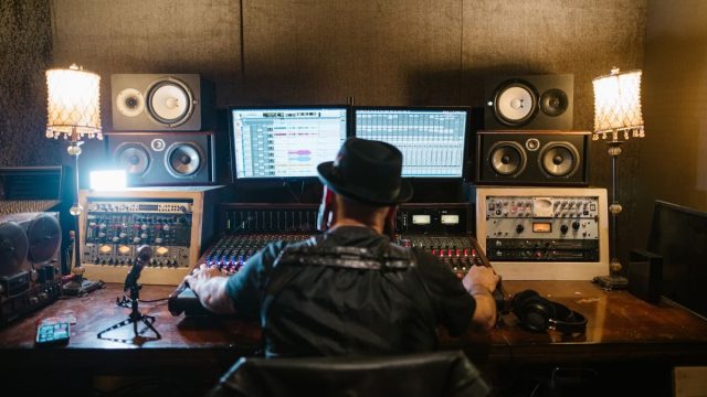 スタジオで音楽制作するプロデューサー|作った曲を世界へ