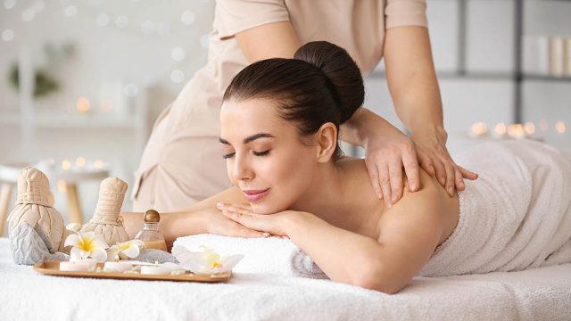 スパでリラックスする女性のイメージ