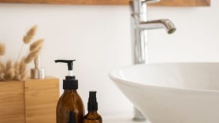 洗面台に並ぶスキンケア用品(清潔なバスルームイメージ)