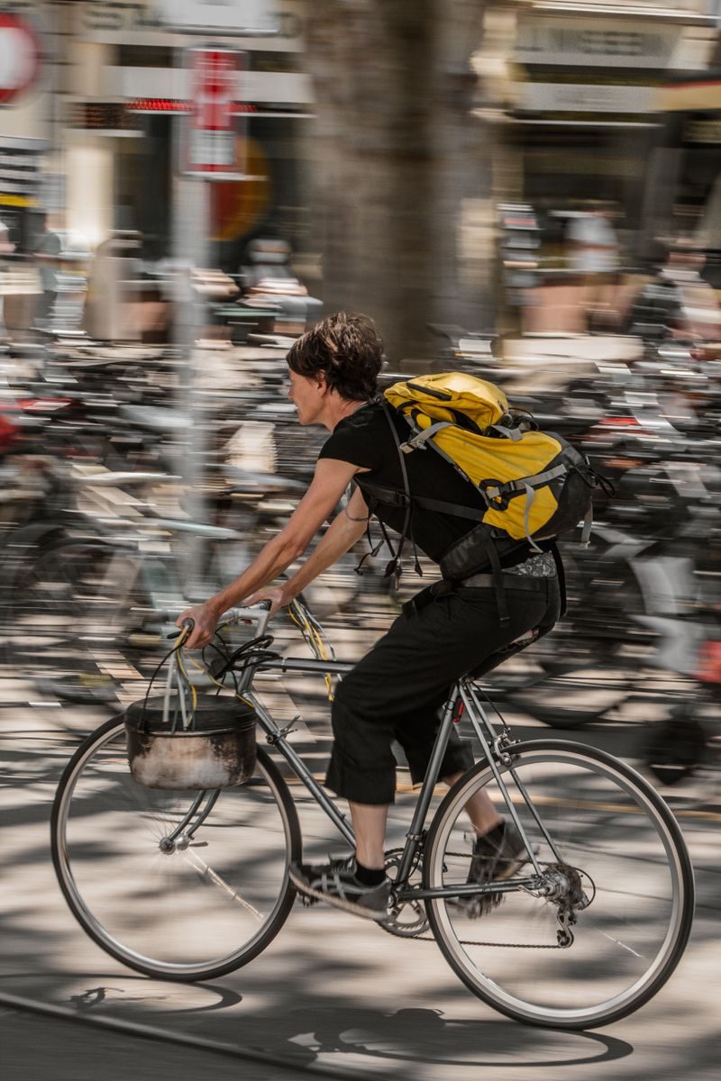 都市の道を自転車で走る様子|通勤や買い物の頼れる足