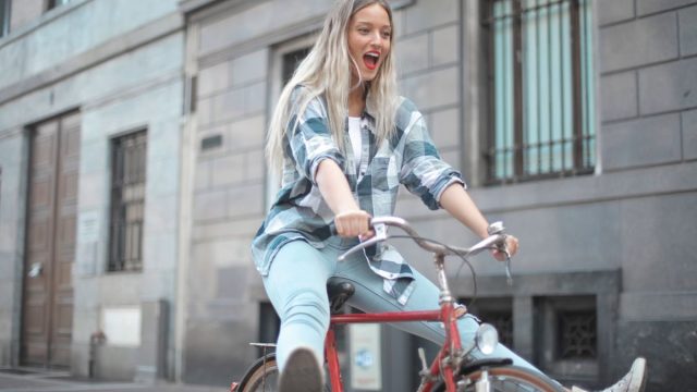 自転車で街を走る女性|電動アシストで坂道も快適