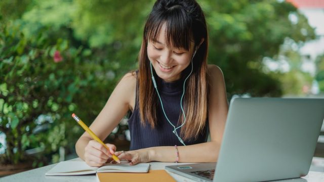 イヤホンでオンライン学習をする学生
