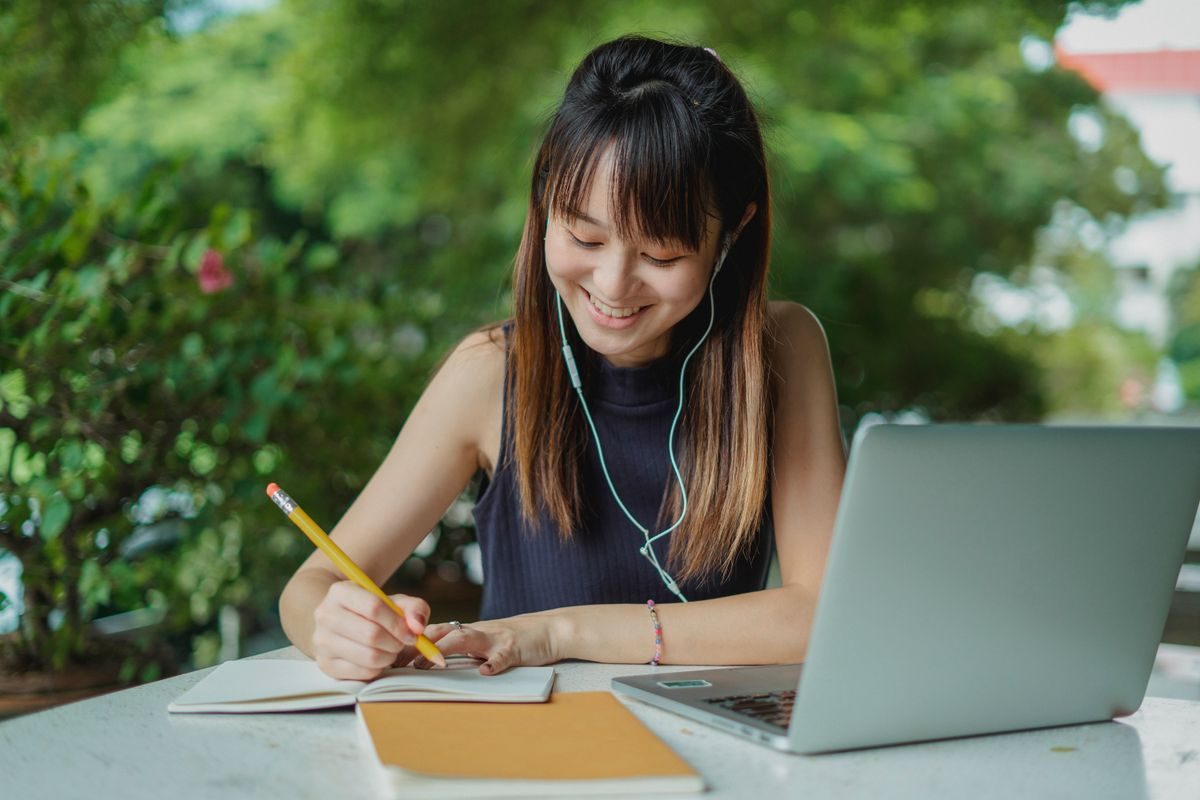 イヤホンでオンライン学習をする学生