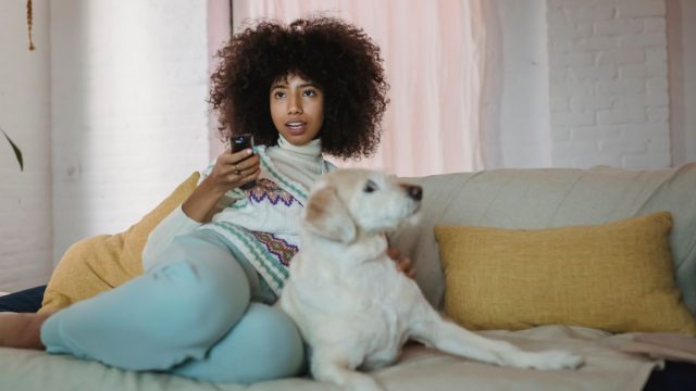自宅で動画配信を楽しむイメージ