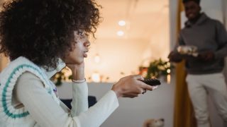 自宅で動画配信を楽しむイメージ