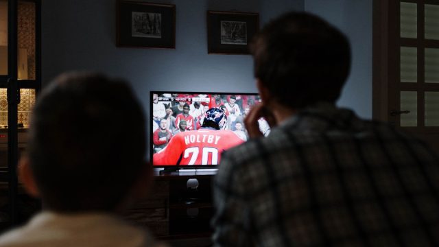 自宅で動画配信を楽しむイメージ