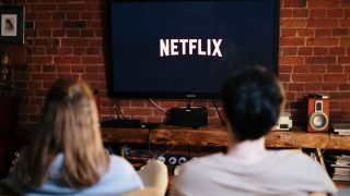 自宅で動画配信を楽しむイメージ