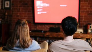 自宅で動画配信を楽しむイメージ