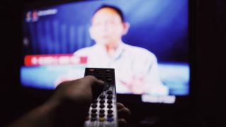 自宅で動画配信を楽しむイメージ