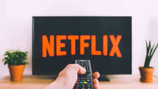 自宅で動画配信を楽しむイメージ