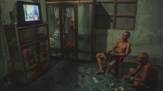 自宅で動画配信を楽しむイメージ
