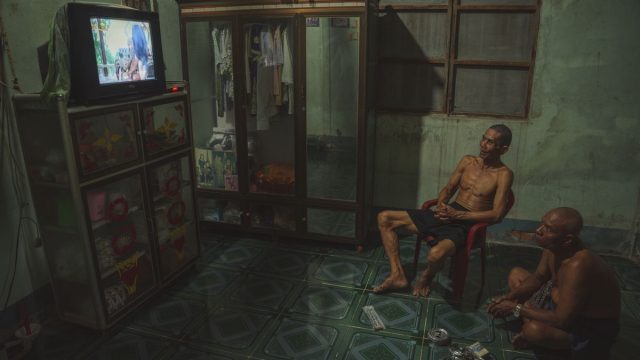 自宅で動画配信を楽しむイメージ
