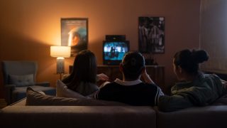 自宅で動画配信を楽しむイメージ