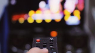 自宅で動画配信を楽しむイメージ