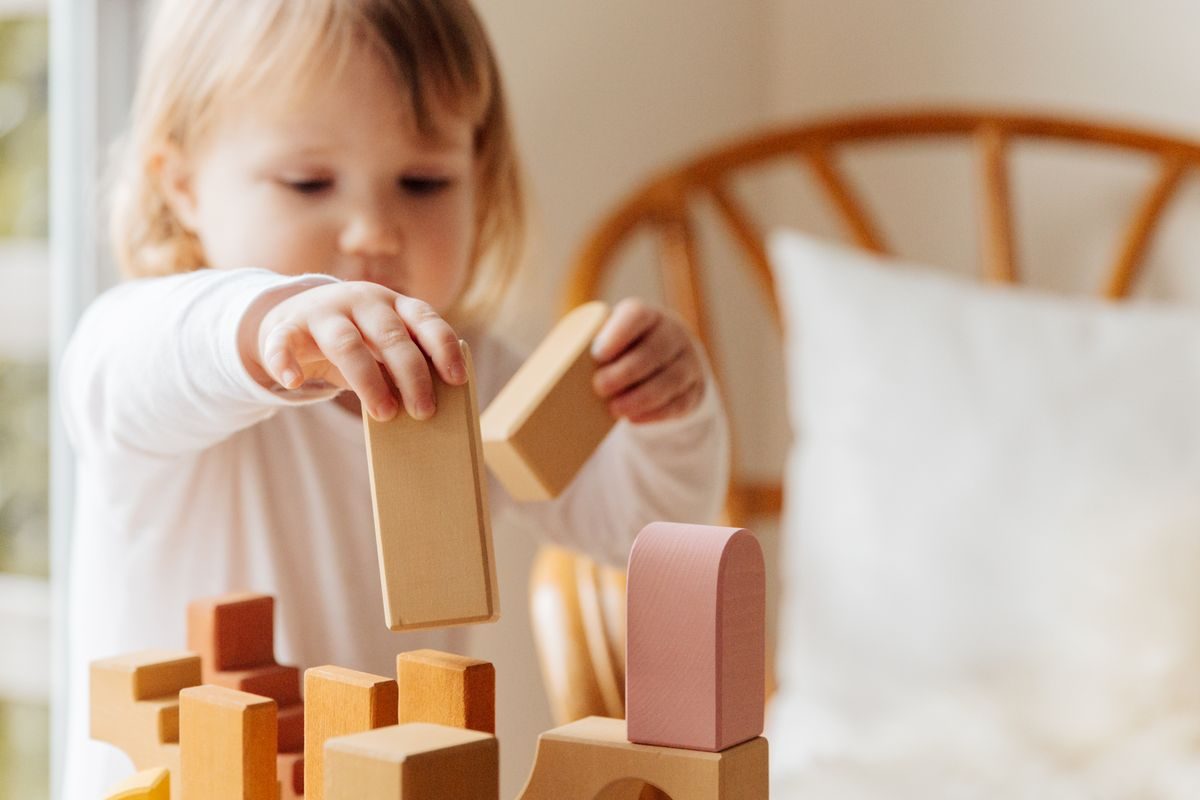 木製ブロックで遊ぶ子ども(And TOYBOXの知育玩具イメージ)