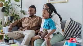 リビングで動画配信を楽しむ家族