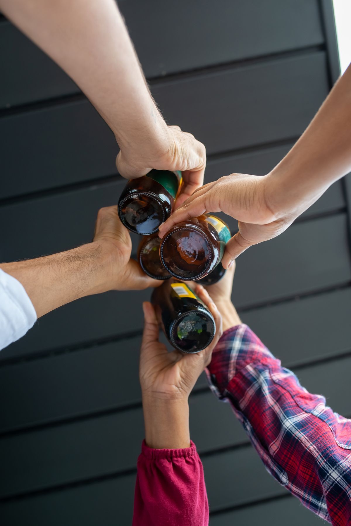 仲間とビールで乾杯する様子|お店での一杯をお得に