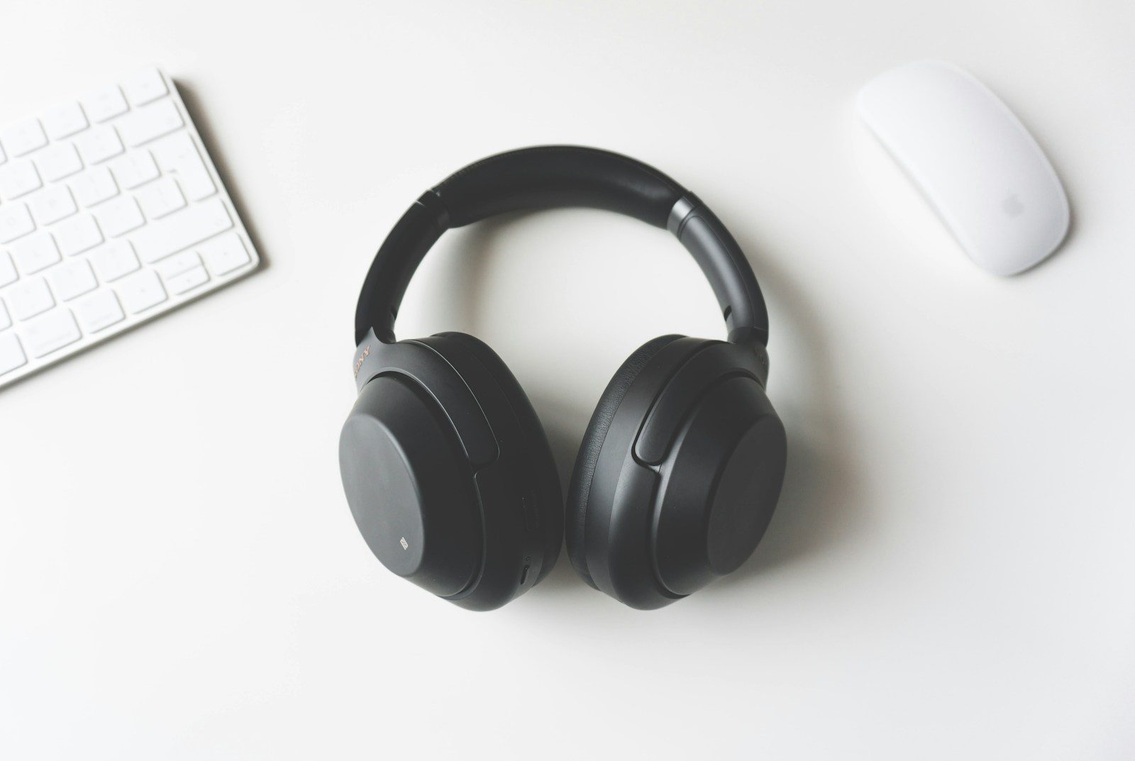 机の上に置かれたヘッドホンと音楽再生機器