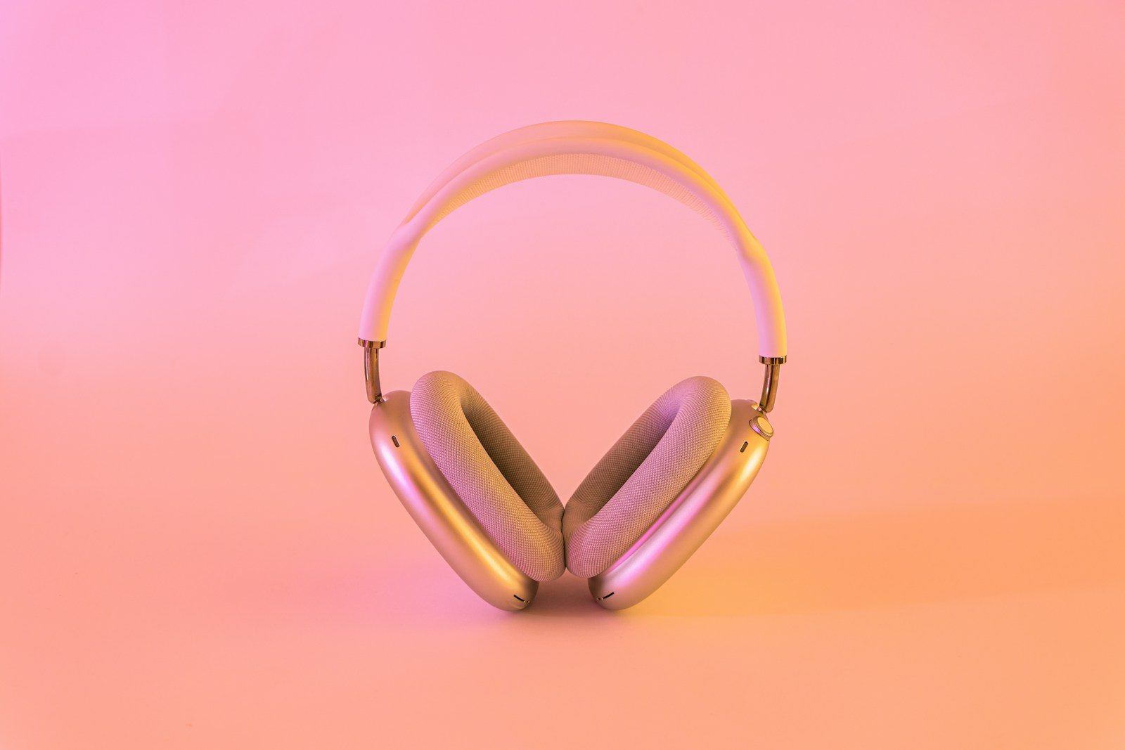 レコードとヘッドホンで音楽を楽しむイメージ
