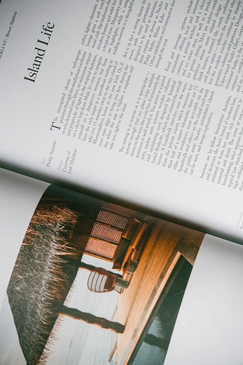 ソファでリラックスしながら雑誌を読む様子